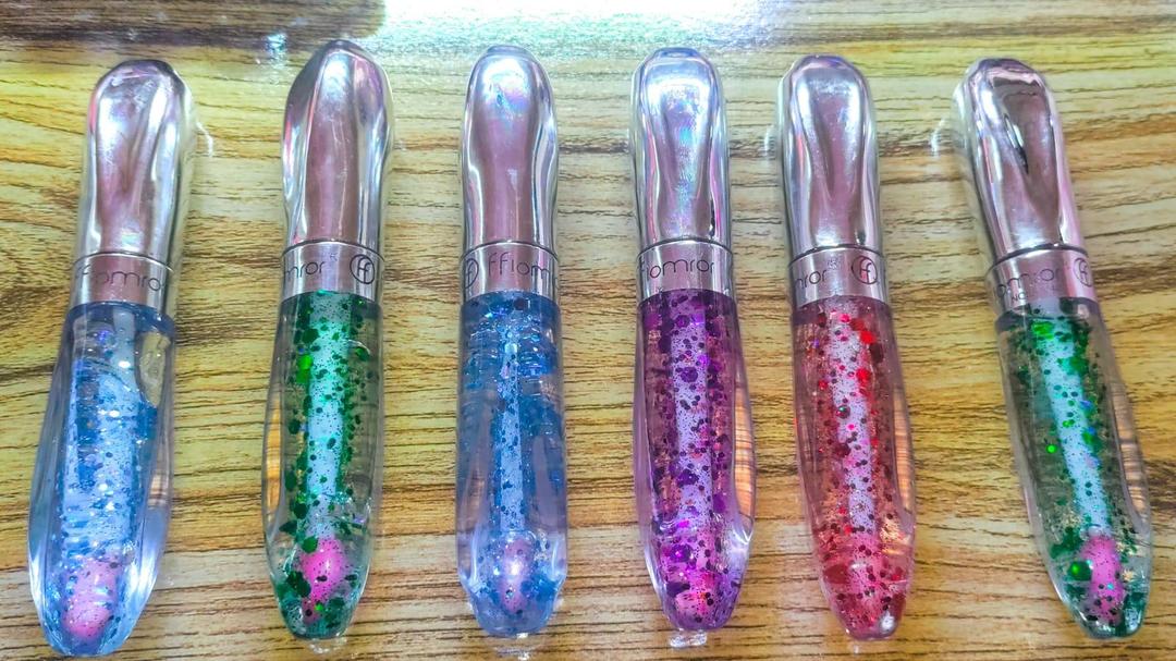 Premium Gloss Lip Set with Glitter for Pakistani Weather - Image 3
