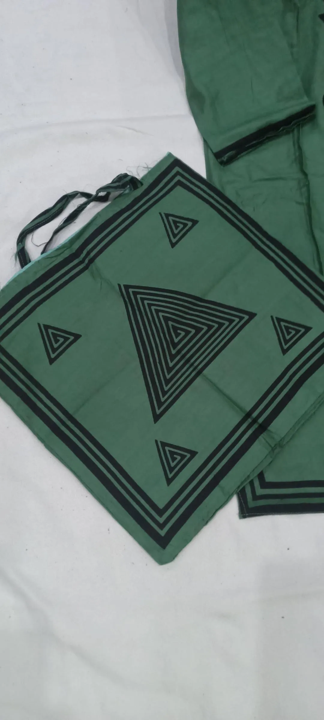 Linen 3-Piece Printed Set Green V-Neck - Image 2