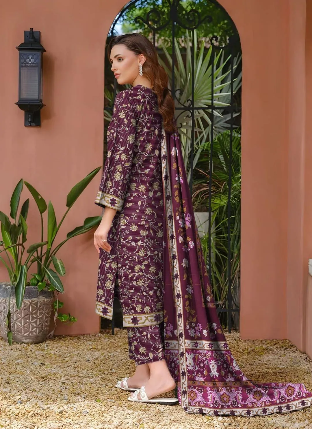 Maroon Printed 3 Pcs Women Suit Khaddar Wool Dupatta - Image 2