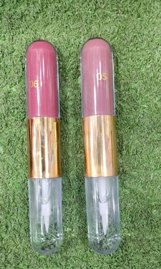 Hydrating Lip Gloss with Glossy Finish & Gold Accent