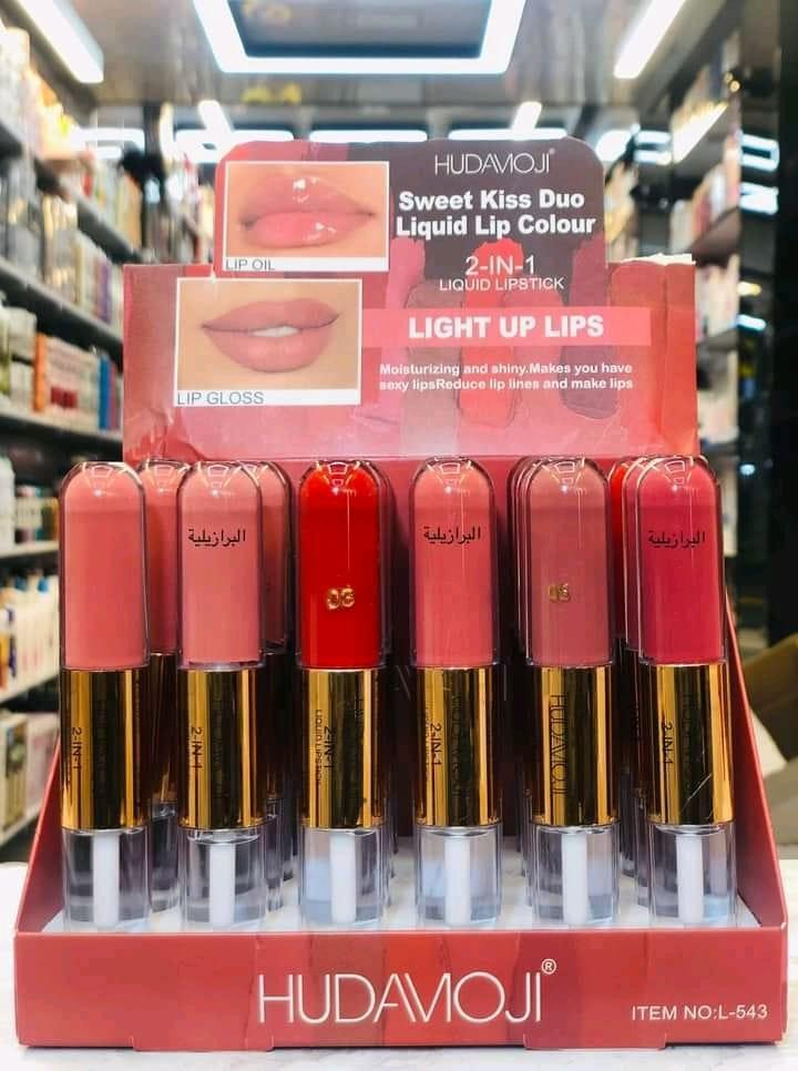 Hydrating Lip Gloss with Glossy Finish & Gold Accent - Image 5