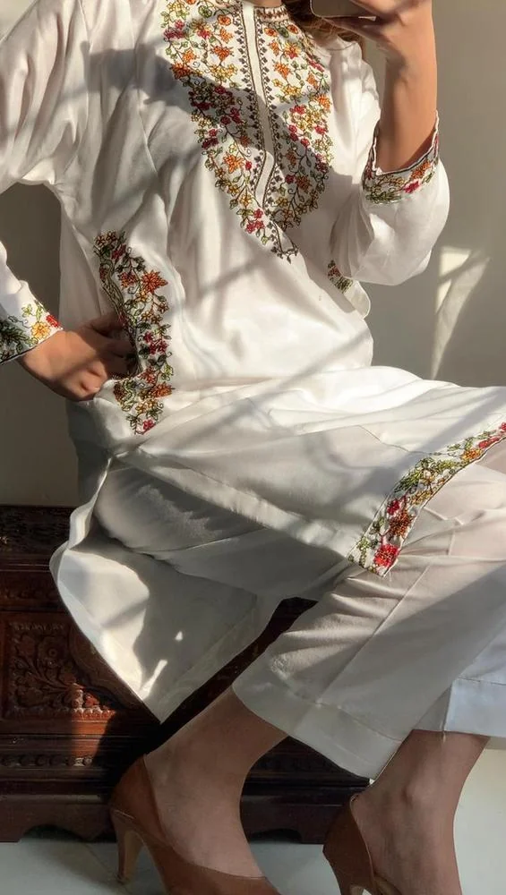 Women Linen 2-Piece Suit White Floral Embroidery Medium - Image 2