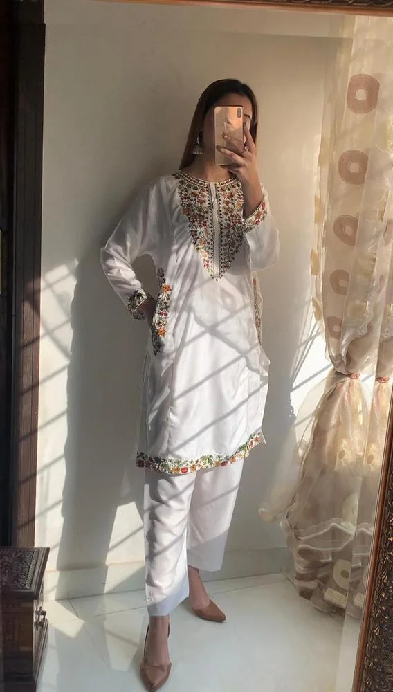 Women Linen 2-Piece Suit White Floral Embroidery Medium - Image 3