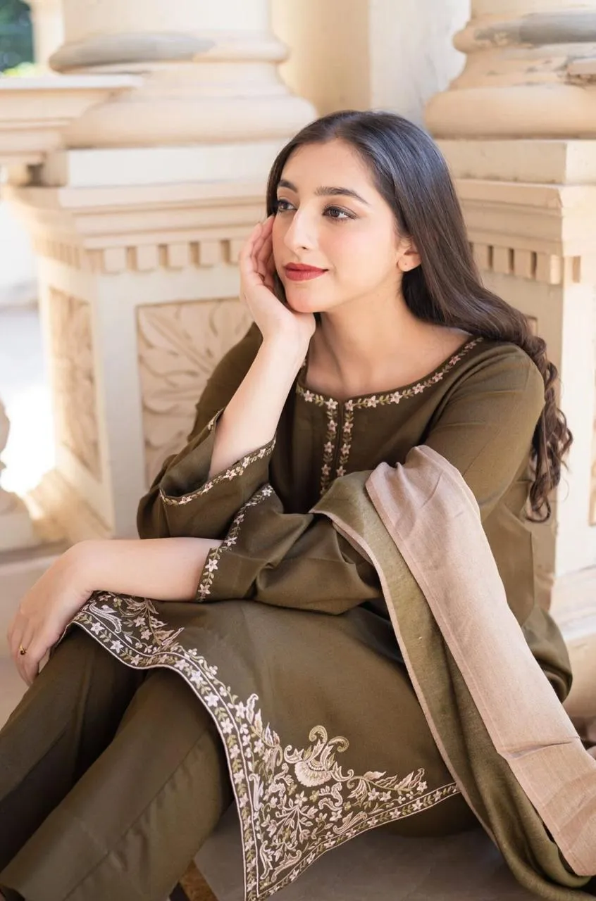 Green Embroidered 3Pcs Lawn Suit for Women - Image 2